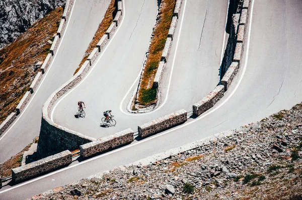 道路上のバイカー サイクリスト写真 ツアー イタリア Passo Dello Stelvio — ストック写真