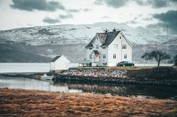 Skönhetshus Nära Vid Fjorden Norge Med Bil Och Cabine För — Stockfoto