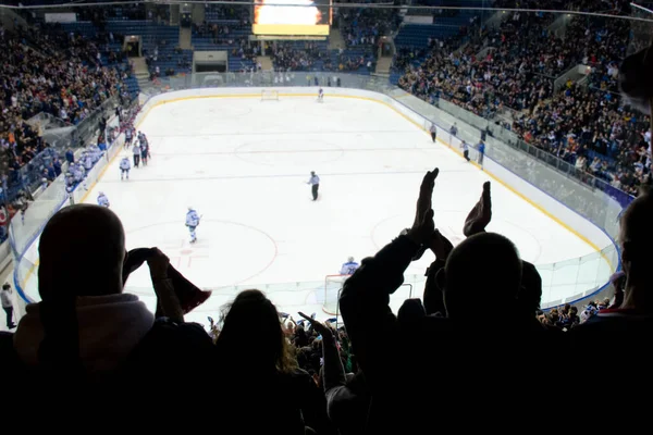 Les Mains Des Partisans Sur Hockey Sur Glace Les Gens — Photo