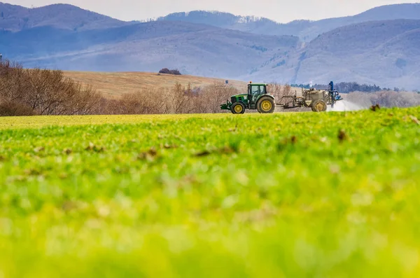 Tracteur Préparant Champ Agricole Printemps Utilisant Insecticide Qui Aide Pour — Photo