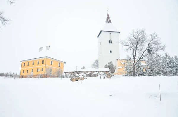 Templom Télen Havas Természet Karácsonykor Gyönyörű Fotó Faluban — Stock Fotó