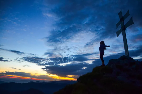 Sozinha Pôr Sol Nas Montanhas — Fotografia de Stock