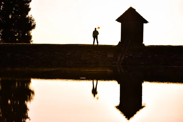 Silhueta Homem Casa Relaxar Tempo Pelo Lago Manhã — Fotografia de Stock