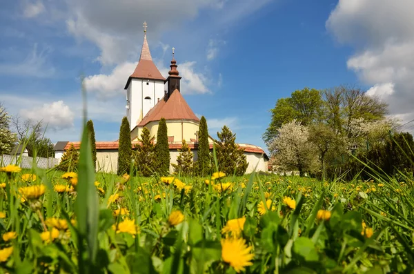 Jaro Nad Obcí Kostel Domy Venkovské Scenérie Příroda Květinami Stromech — Stock fotografie