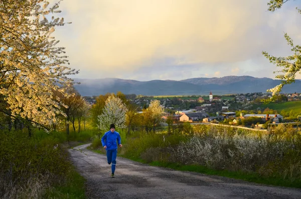 Corredor Azul Corriendo Naturaleza Primavera Con Aldea Fondo Deporte Foto — Foto de Stock