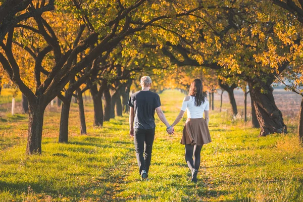 Verliefd Stel Herfst Steeg Originele Foto Van Liefde Datum Relatie — Stockfoto