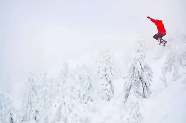 Zimowe Zdjęcie Przygody Człowiek Czerwonej Kurtce Skacze Białej Zimowej Naturze — Zdjęcie stockowe