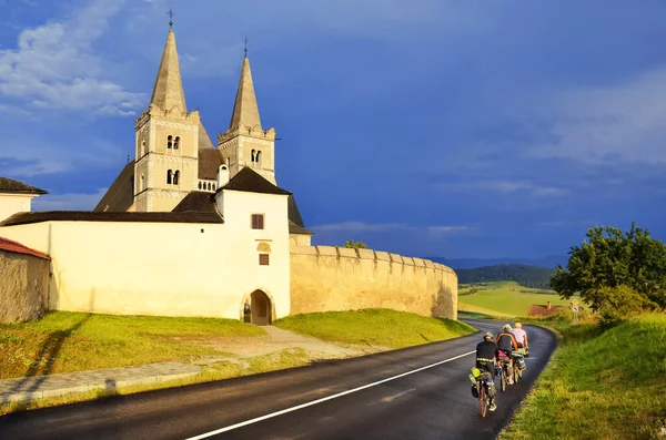 Grupo Jovens Cavaleiros Passeio Bicicleta Perto Famoso Castelo Eslováquia Meninos — Fotografia de Stock