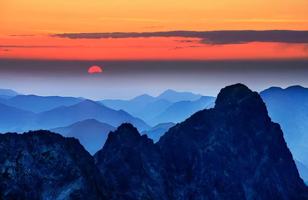Büyük Kırmızı Güneş Tepenin Katmanları Ile Dağlarda Gün Batımı Güzel — Stok fotoğraf