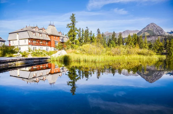 湖で家の美しい明確な反射 ストラブスクレソ スロバキア — ストック写真