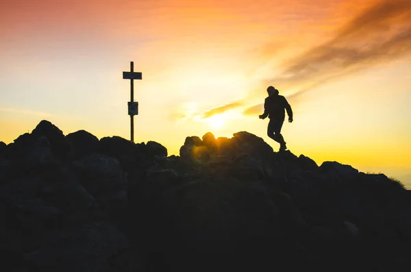 Silhueta Corredor Que Corre Topo Colina Durante Pôr Sol Calmo — Fotografia de Stock