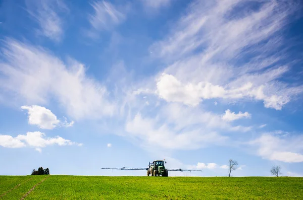 Ciągnik Zielonym Wiosennym Polu Rolniczym Przygotowujący Glebę Lato Plon Zdjęcie — Zdjęcie stockowe