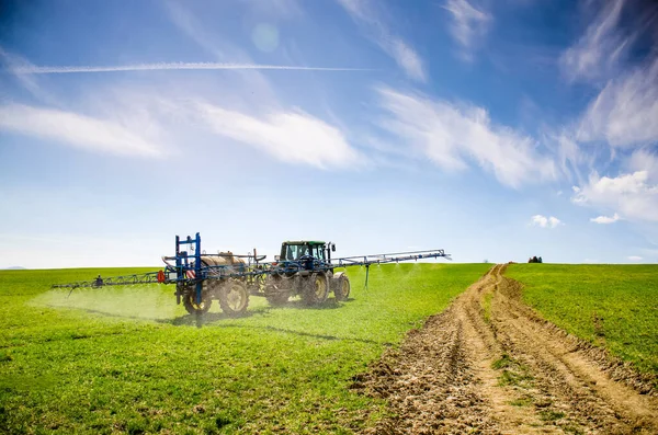 Ciągnik Przygotowujący Pole Wiosennego Rolnictwa Stosujący Środki Owadobójcze Wspomagające Glebę — Zdjęcie stockowe