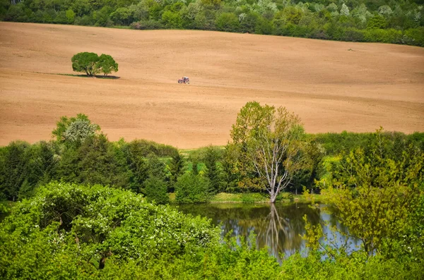 Traktor Auf Landwirtschaftlichem Feld Zwischen Wald Und See Landschaft Vom — Stockfoto