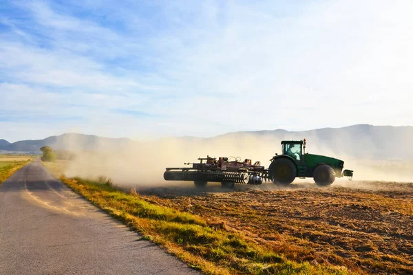 Traktördeki Çiftçi Tohum Ekicisiyle Toprağı Hazırlıyor Tarım Tarlasından Günbatımı Sonbahar — Stok fotoğraf