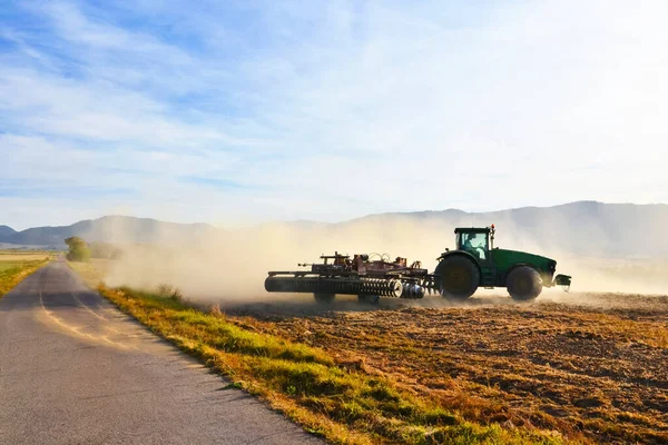 Agricoltore Trattore Prepara Terreno Con Seminativo Tramonto Autunno Tiro Campo — Foto Stock