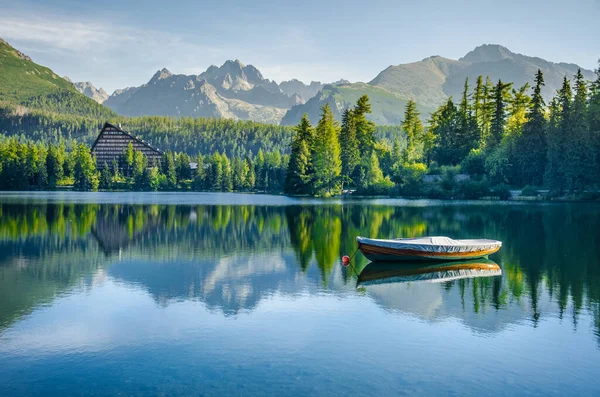 Barco Solo Lago Montaña Vacío Strbske Pleso Parque Nacional High —  Fotos de Stock