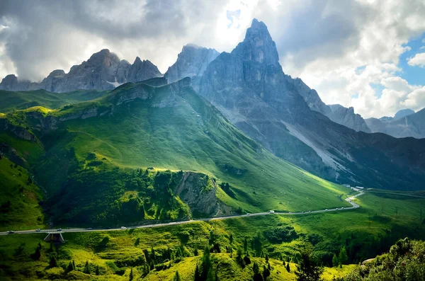 Majestuosa Vista Del Cimon Della Pala Con Passo Rolle Parque —  Fotos de Stock