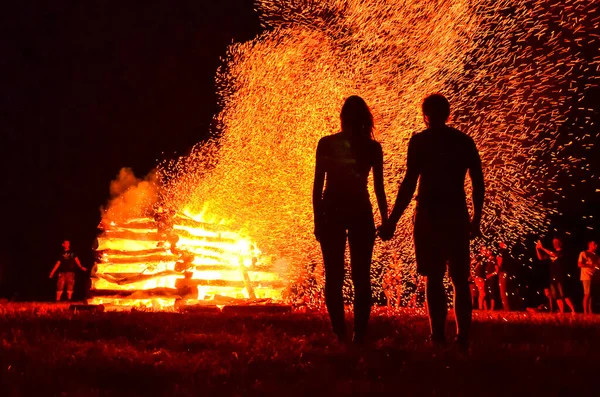 Silhouette Couple Amoureux Fond Feu Papier Peint Original Valentin Thème — Photo