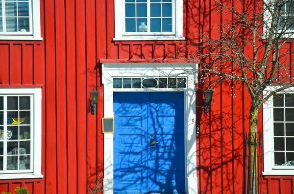 Rode Muur Van Scandinavische Huis Met Wit Raam Boom Buurt — Stockfoto