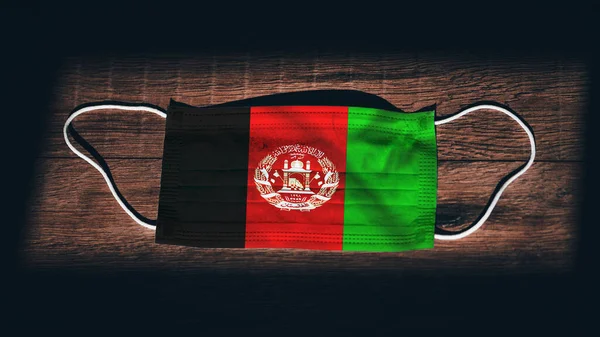 Εθνική Σημαία Αφγανιστάν Ιατρικό Χειρουργικό Μάσκα Προστασίας Μαύρο Ξύλινο Φόντο — Φωτογραφία Αρχείου