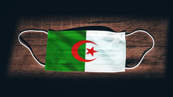 Algeriet National Flag Medicinsk Kirurgisk Skydd Mask Svart Trä Bakgrund — Stockfoto