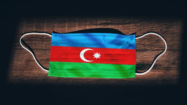 Azerbajdzjan National Flag Medicinsk Kirurgisk Skydd Mask Svart Trä Bakgrund — Stockfoto