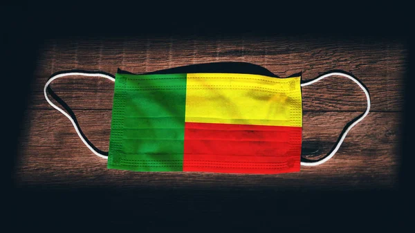 Benin National Flag Medische Chirurgische Bescherming Masker Zwarte Houten Achtergrond — Stockfoto