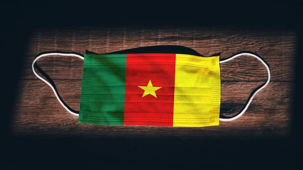 Kameroen Nationale Vlag Medische Chirurgische Bescherming Masker Zwarte Houten Achtergrond — Stockfoto