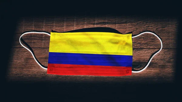 Εθνική Σημαία Κολομβίας Ιατρικό Χειρουργικό Μάσκα Προστασίας Μαύρο Ξύλινο Φόντο — Φωτογραφία Αρχείου