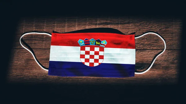 Государственный Флаг Хорватии Медицинском Хирургическом Защитном Фоне Черном Деревянном Фоне — стоковое фото