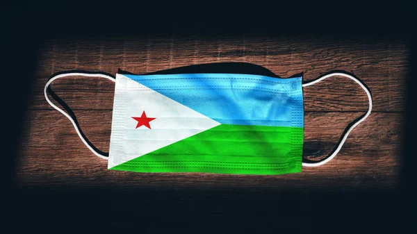 Djibouti National Flag Medicinsk Kirurgisk Skydd Mask Svart Trä Bakgrund — Stockfoto
