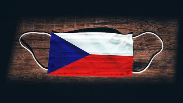 Τσεχική Δημοκρατία Εθνική Σημαία Ιατρική Χειρουργική Μάσκα Προστασίας Μαύρο Ξύλινο — Φωτογραφία Αρχείου