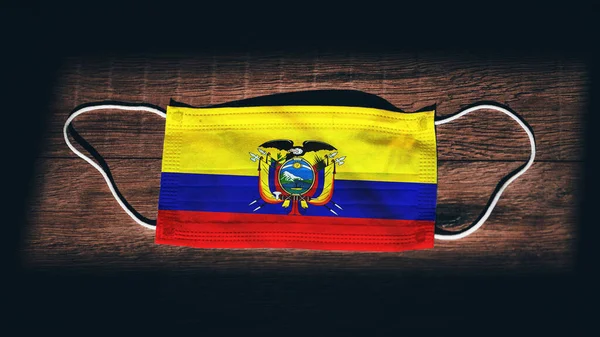 Εθνική Σημαία Εκουαδόρ Ιατρική Χειρουργική Μάσκα Προστασίας Μαύρο Ξύλινο Φόντο — Φωτογραφία Αρχείου