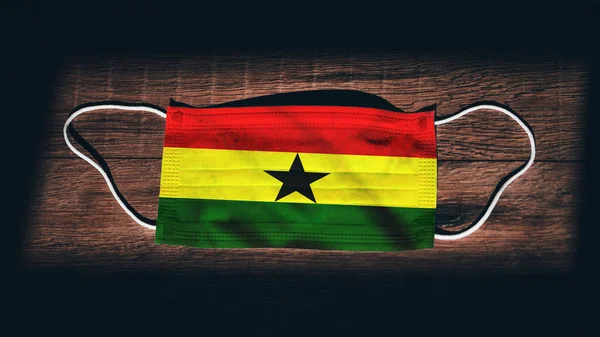 Ghana National Flag Medische Chirurgische Bescherming Masker Zwarte Houten Achtergrond — Stockfoto