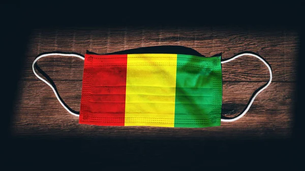 Guinee Nationale Vlag Medische Chirurgische Bescherming Masker Zwarte Houten Achtergrond — Stockfoto