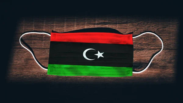 Libyen National Flag Medicinsk Kirurgisk Skydd Mask Svart Trä Bakgrund — Stockfoto