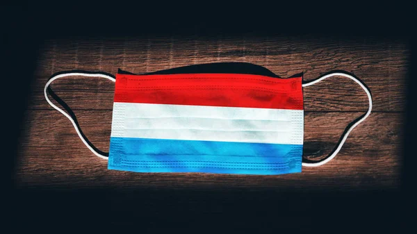 Εθνική Σημαία Λουξεμβούργου Ιατρικό Χειρουργικό Μάσκα Προστασίας Μαύρο Ξύλινο Φόντο — Φωτογραφία Αρχείου