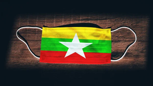 Myanmar Nationale Vlag Medische Chirurgische Bescherming Masker Zwarte Houten Achtergrond — Stockfoto