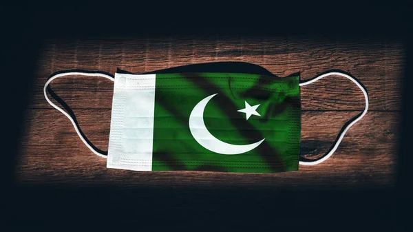 Pakistan National Flag Medicinsk Kirurgisk Skydd Mask Svart Trä Bakgrund — Stockfoto