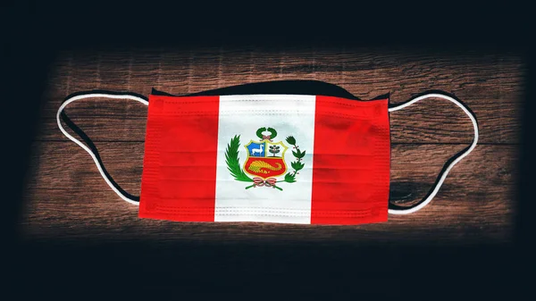 Περού Εθνική Σημαία Ιατρική Χειρουργική Μάσκα Προστασίας Μαύρο Ξύλινο Φόντο — Φωτογραφία Αρχείου