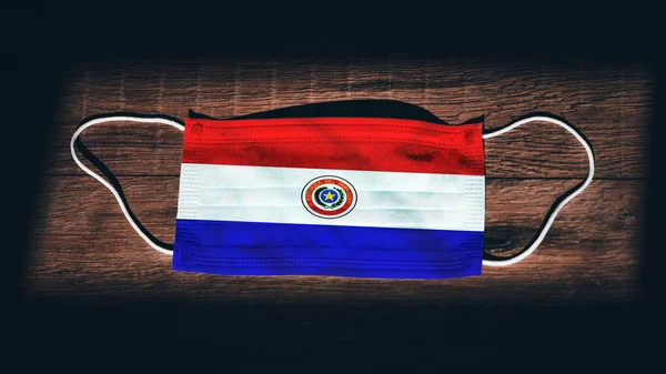 Παραγουάη Εθνική Σημαία Ιατρική Χειρουργική Μάσκα Προστασίας Μαύρο Ξύλινο Φόντο — Φωτογραφία Αρχείου