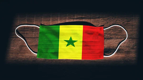Senegal Nationale Vlag Medische Chirurgische Bescherming Masker Zwarte Houten Achtergrond — Stockfoto