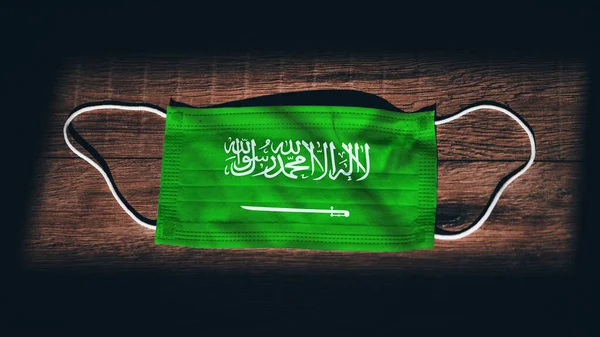 Σαουδική Αραβία Εθνική Σημαία Ιατρική Χειρουργική Μάσκα Προστασίας Μαύρο Ξύλινο — Φωτογραφία Αρχείου