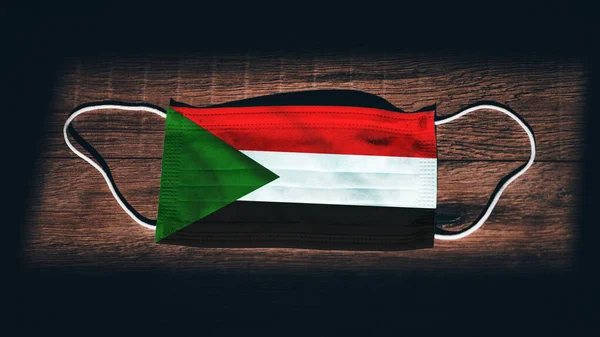 Bandiera Nazionale Sudan Medico Chirurgico Maschera Protezione Sfondo Nero Legno — Foto Stock