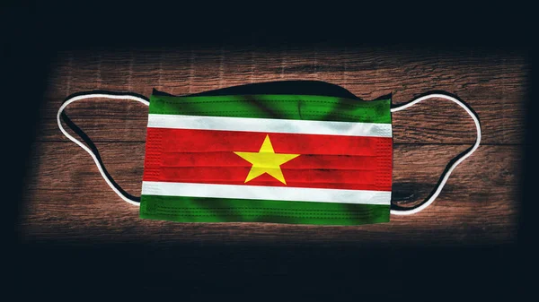 Bendera Nasional Suriname Masker Medis Bedah Perlindungan Latar Belakang Kayu — Stok Foto