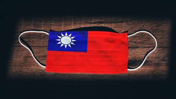 Bandiera Nazionale Taiwan Medico Chirurgico Maschera Protezione Sfondo Legno Nero — Foto Stock