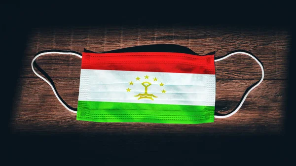 Tagikistan Bandiera Nazionale Medico Chirurgico Maschera Protezione Sfondo Legno Nero — Foto Stock