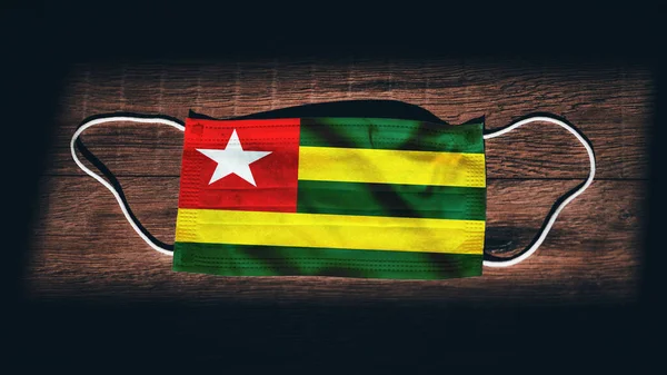 Togo Nationale Vlag Medische Chirurgische Bescherming Masker Zwarte Houten Achtergrond — Stockfoto