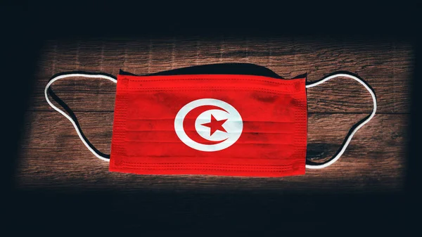 Tunisien National Flag Medicinsk Kirurgisk Skydd Mask Svart Trä Bakgrund — Stockfoto